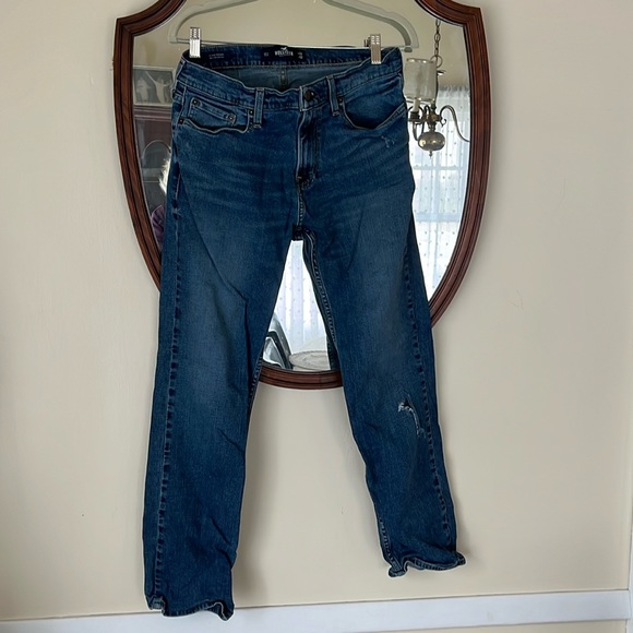 Hollister Men’s Jeans Distressed Classic Straight 32x32 inches in EUC - Picture 1 of 6